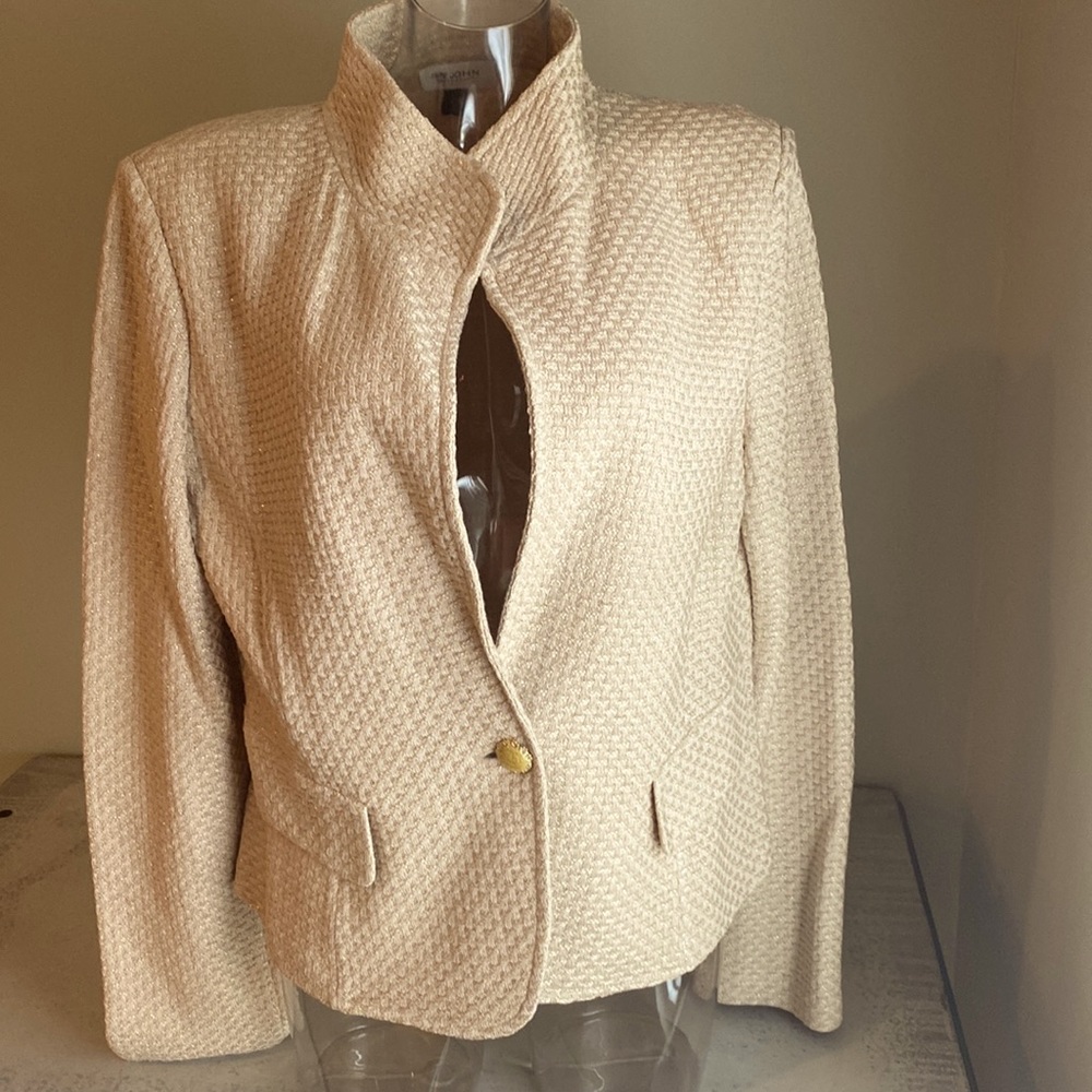 St John EUC Stunning gold basket weave knit with single button closure. Sz 16